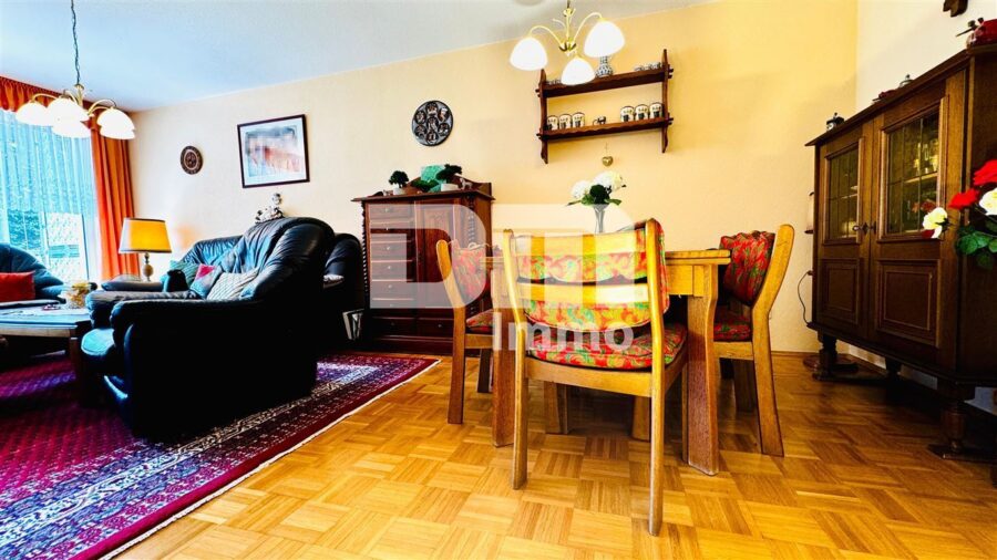 Gepflegte Etagenwohnung in hervorragender Wohnlage mit Carport und großem Balkon - Wohn / Esszimmer / Zugang Balkon